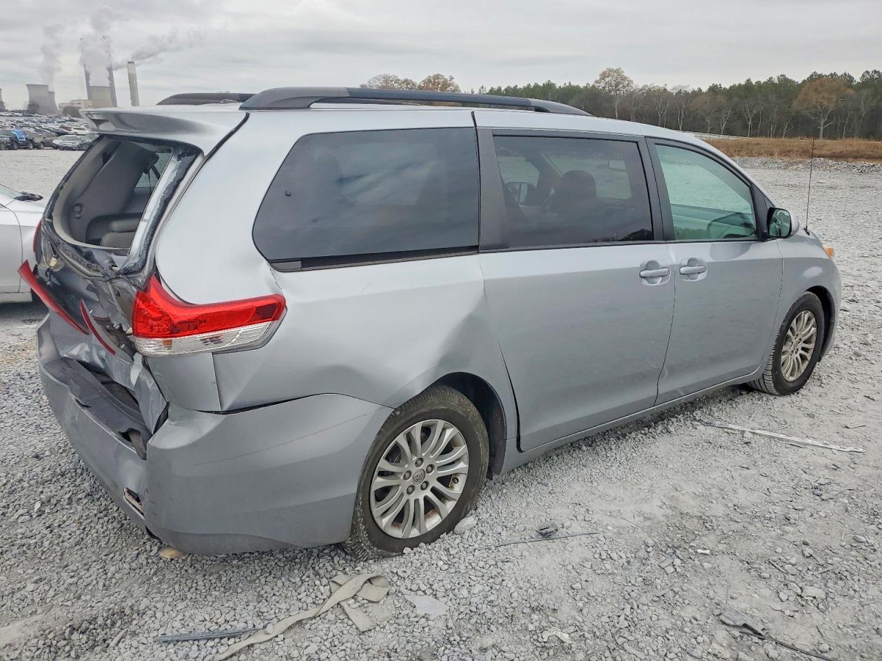 2014 TOYOTA SIENNA XLE photo 3