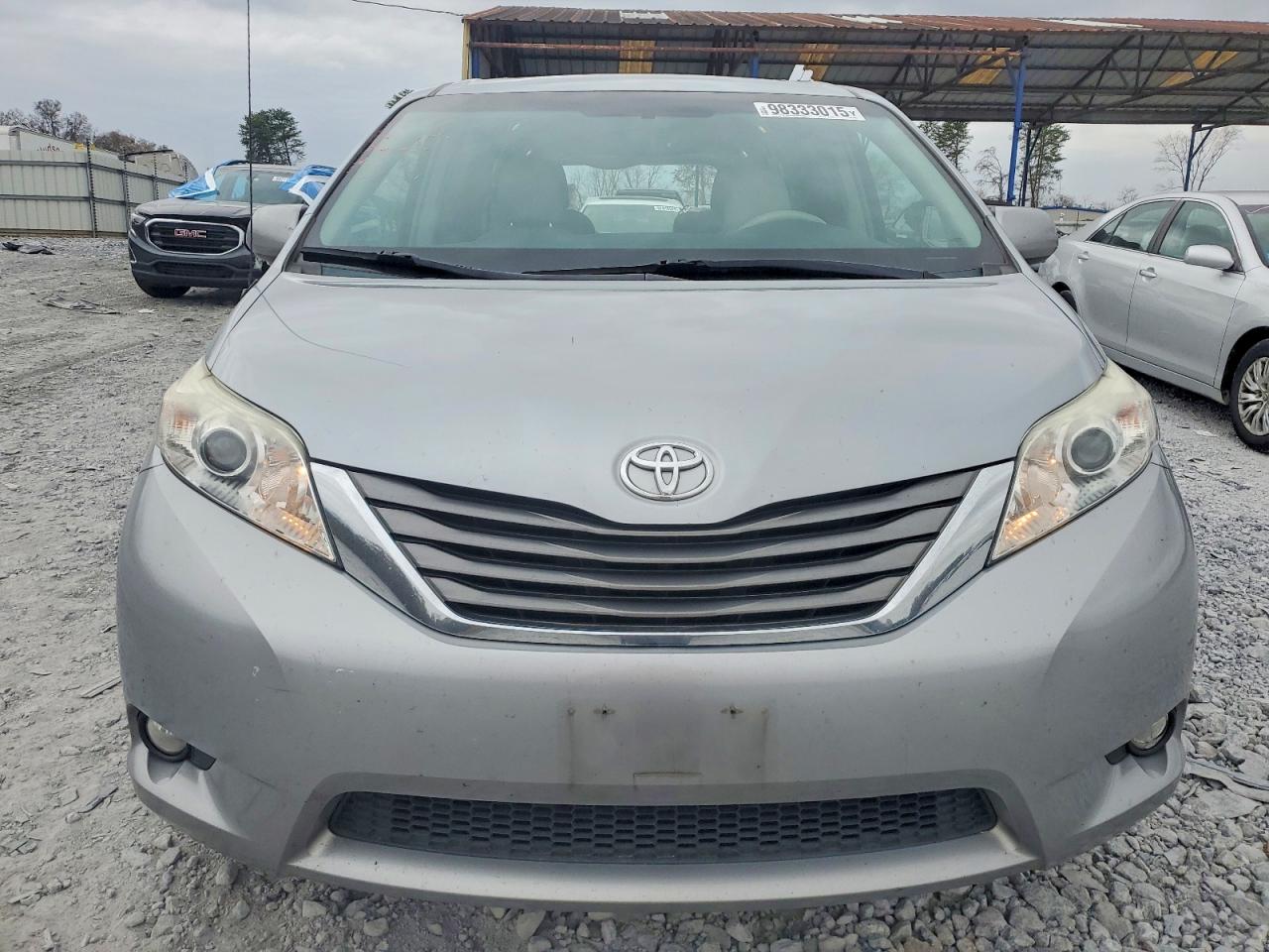 2014 TOYOTA SIENNA XLE photo 5