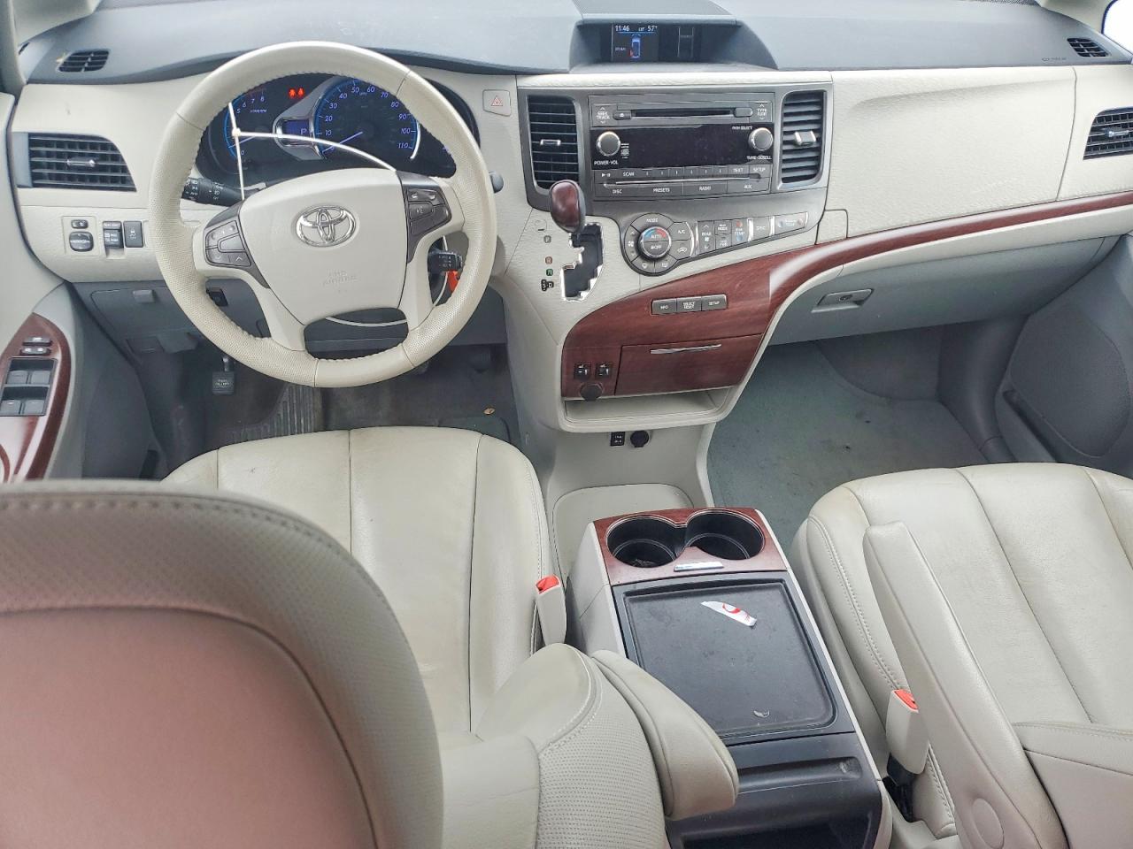 2014 TOYOTA SIENNA XLE photo 8