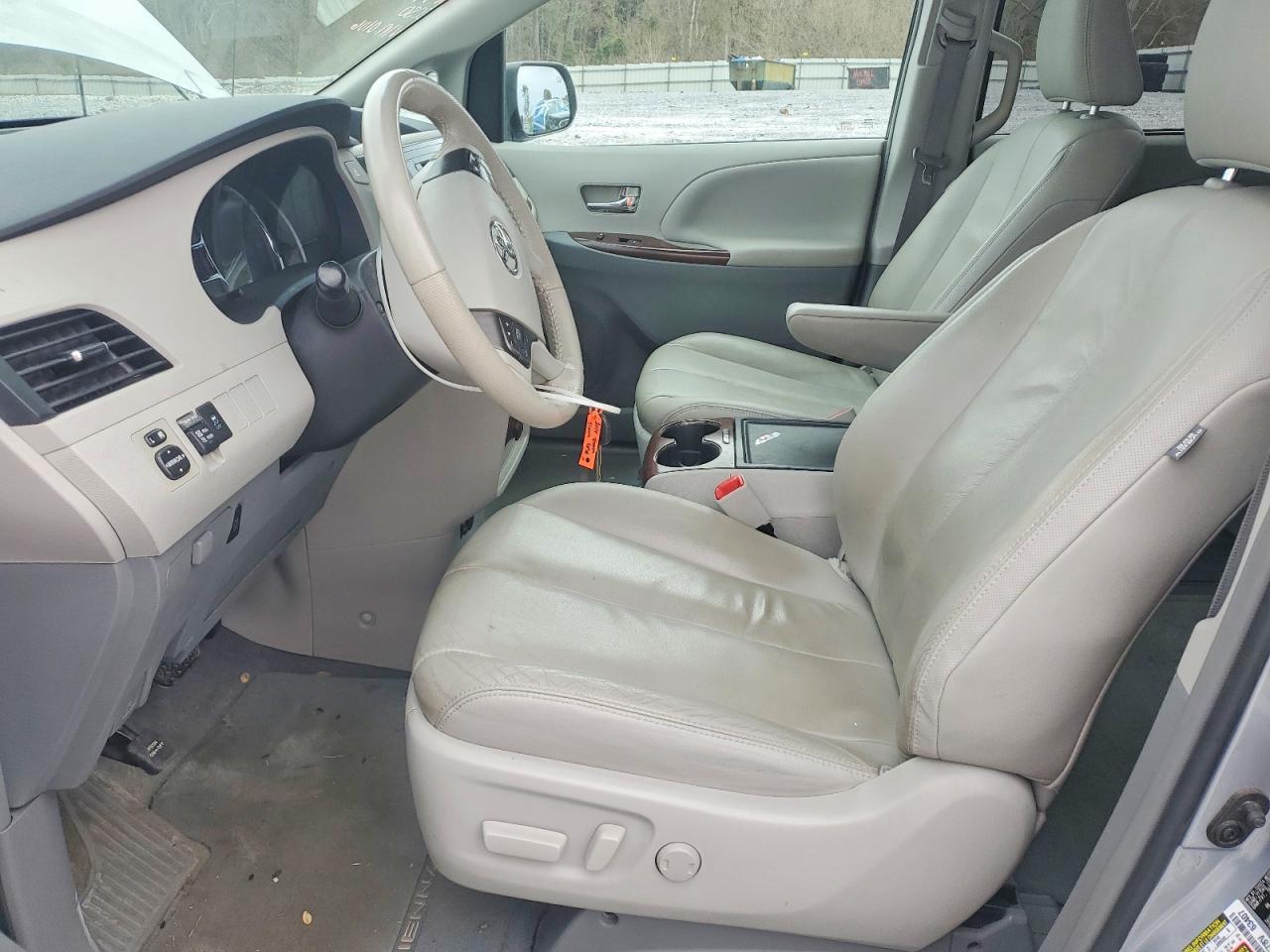 2014 TOYOTA SIENNA XLE photo 7