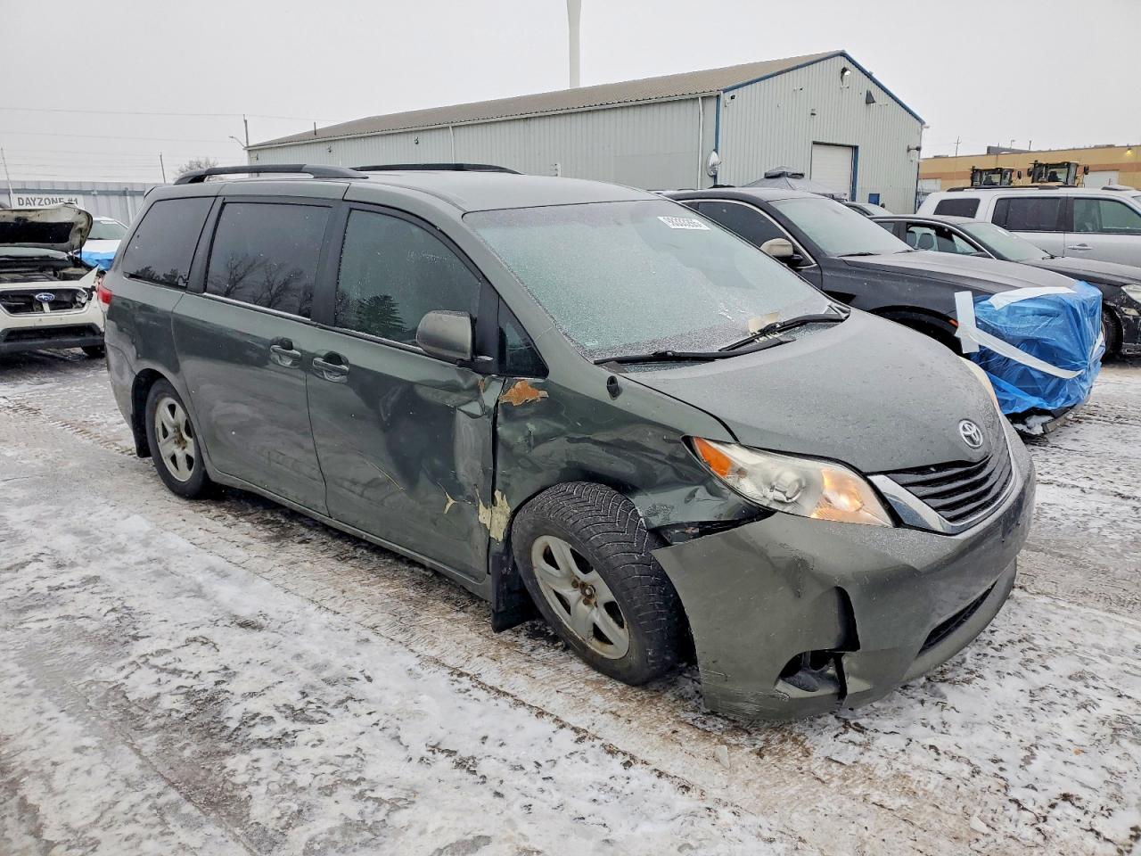2014 TOYOTA SIENNA LE photo 4