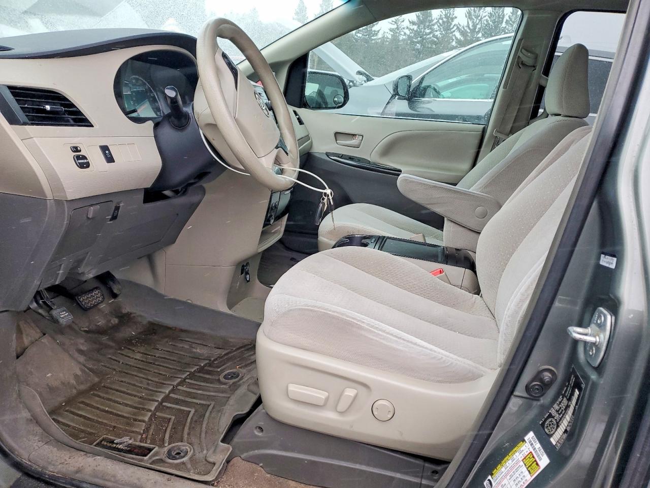 2014 TOYOTA SIENNA LE photo 7