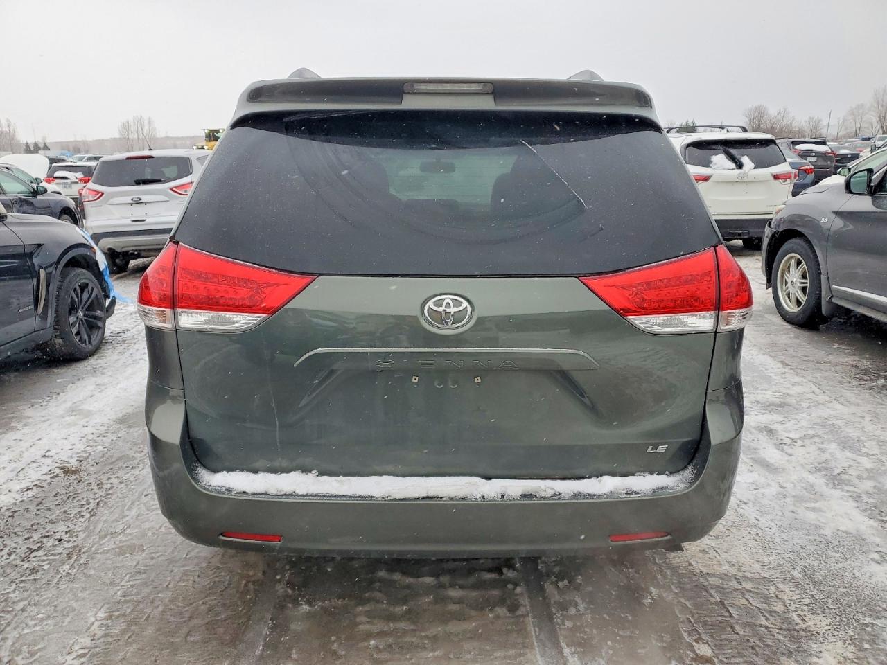 2014 TOYOTA SIENNA LE photo 6