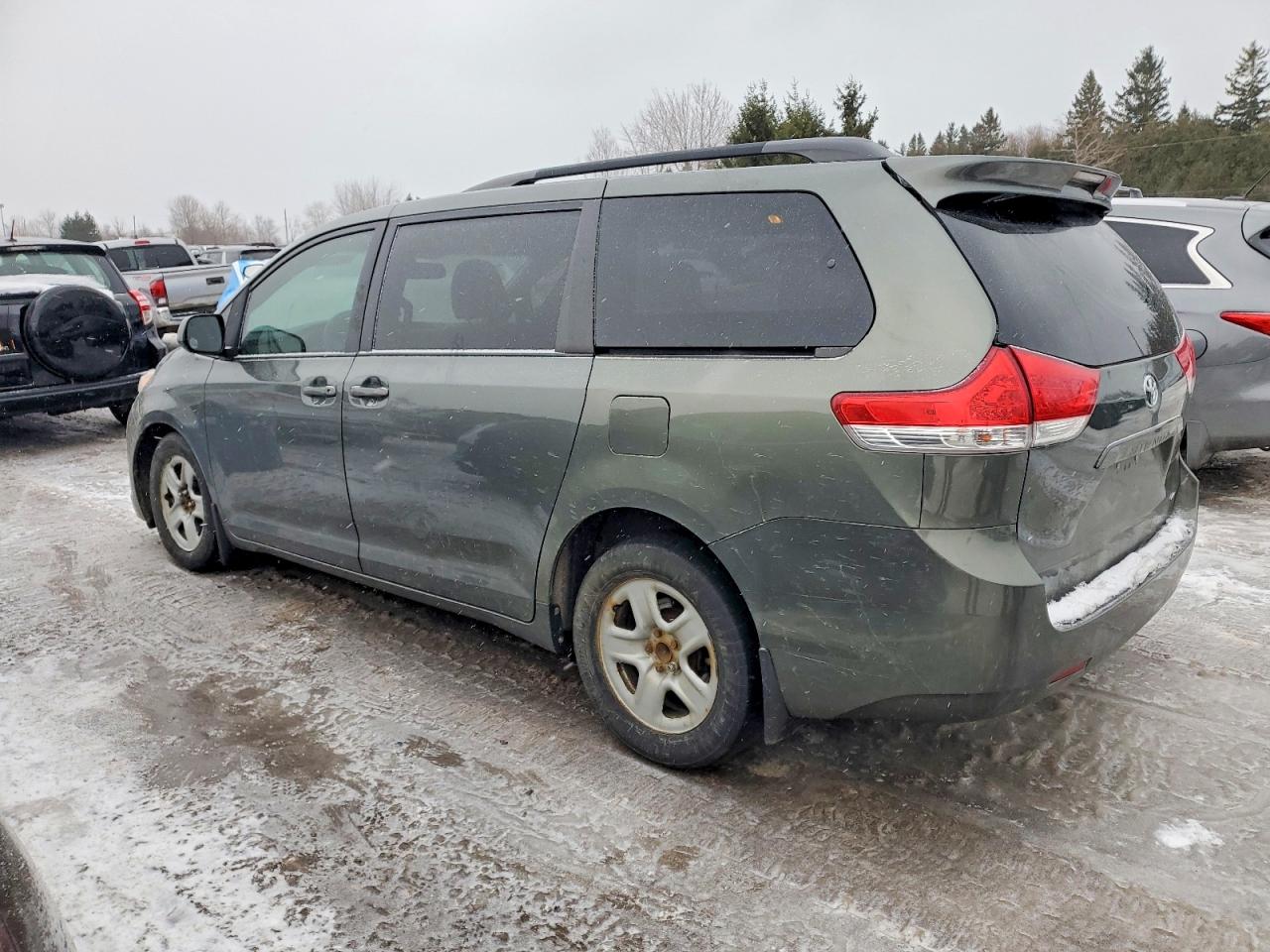 2014 TOYOTA SIENNA LE photo 2