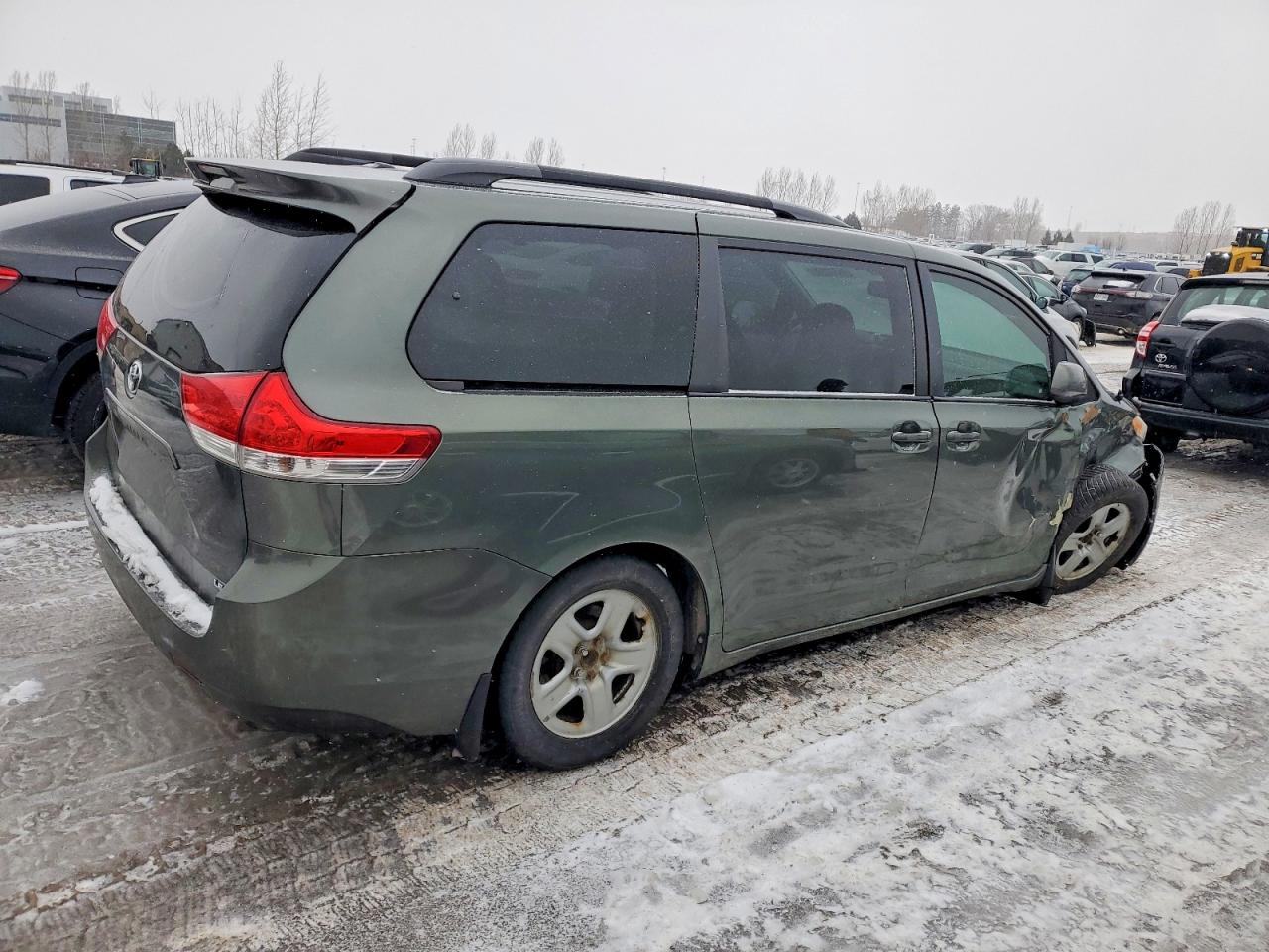 2014 TOYOTA SIENNA LE photo 3