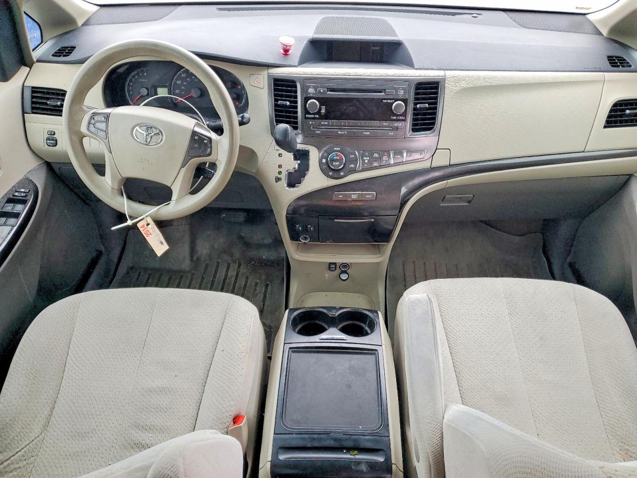 2014 TOYOTA SIENNA LE photo 8