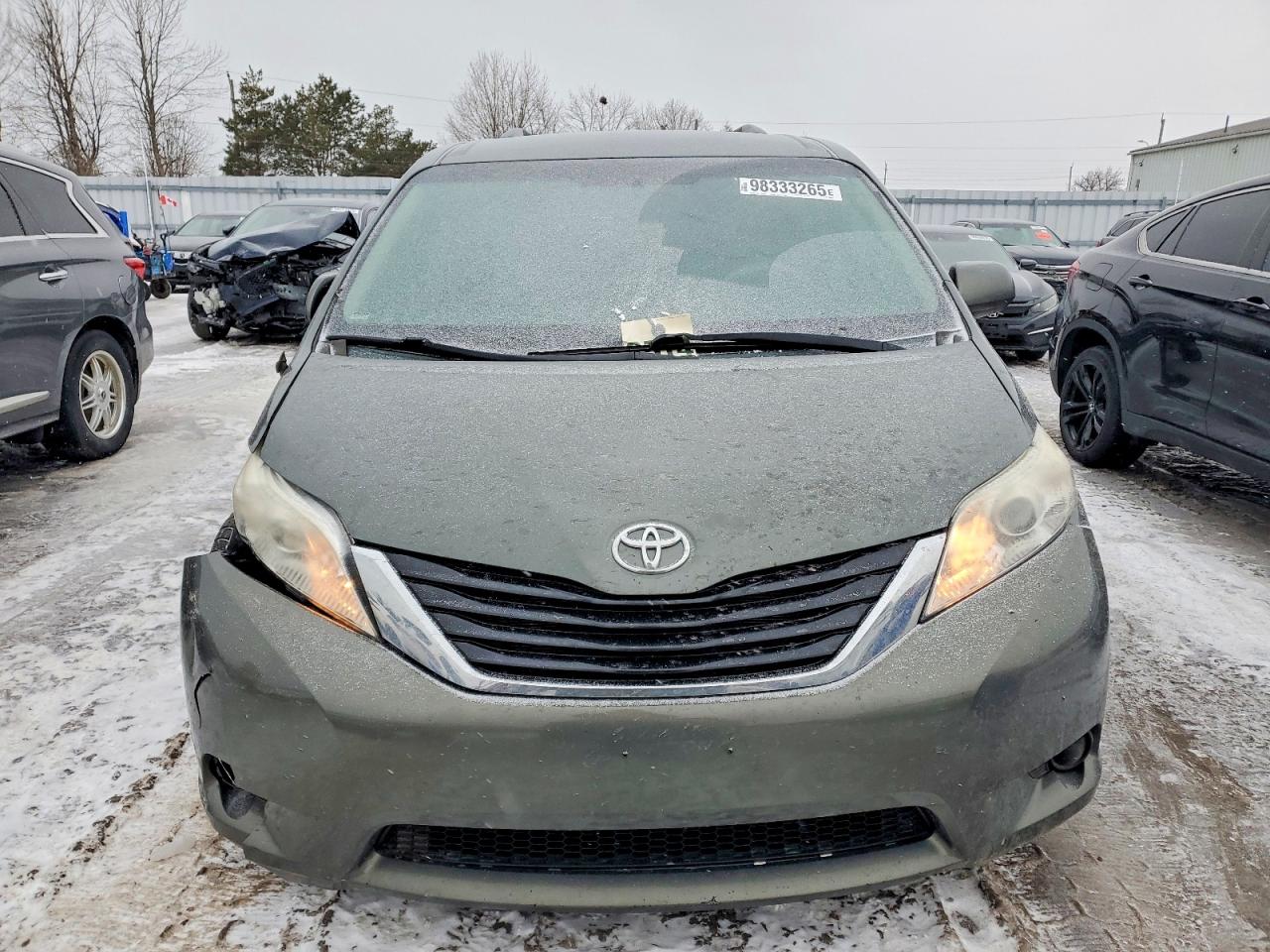 2014 TOYOTA SIENNA LE photo 5