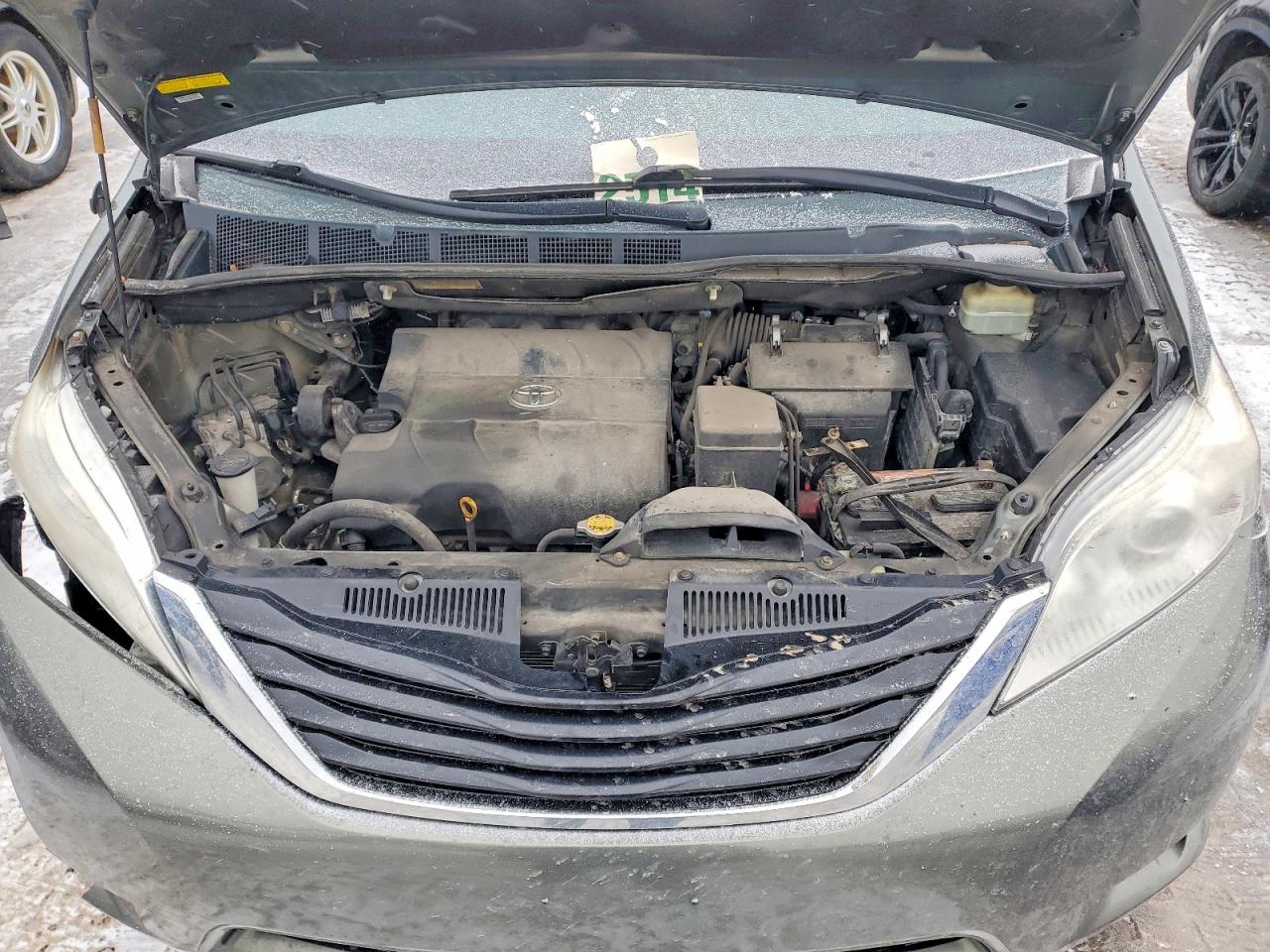 2014 TOYOTA SIENNA LE photo 12