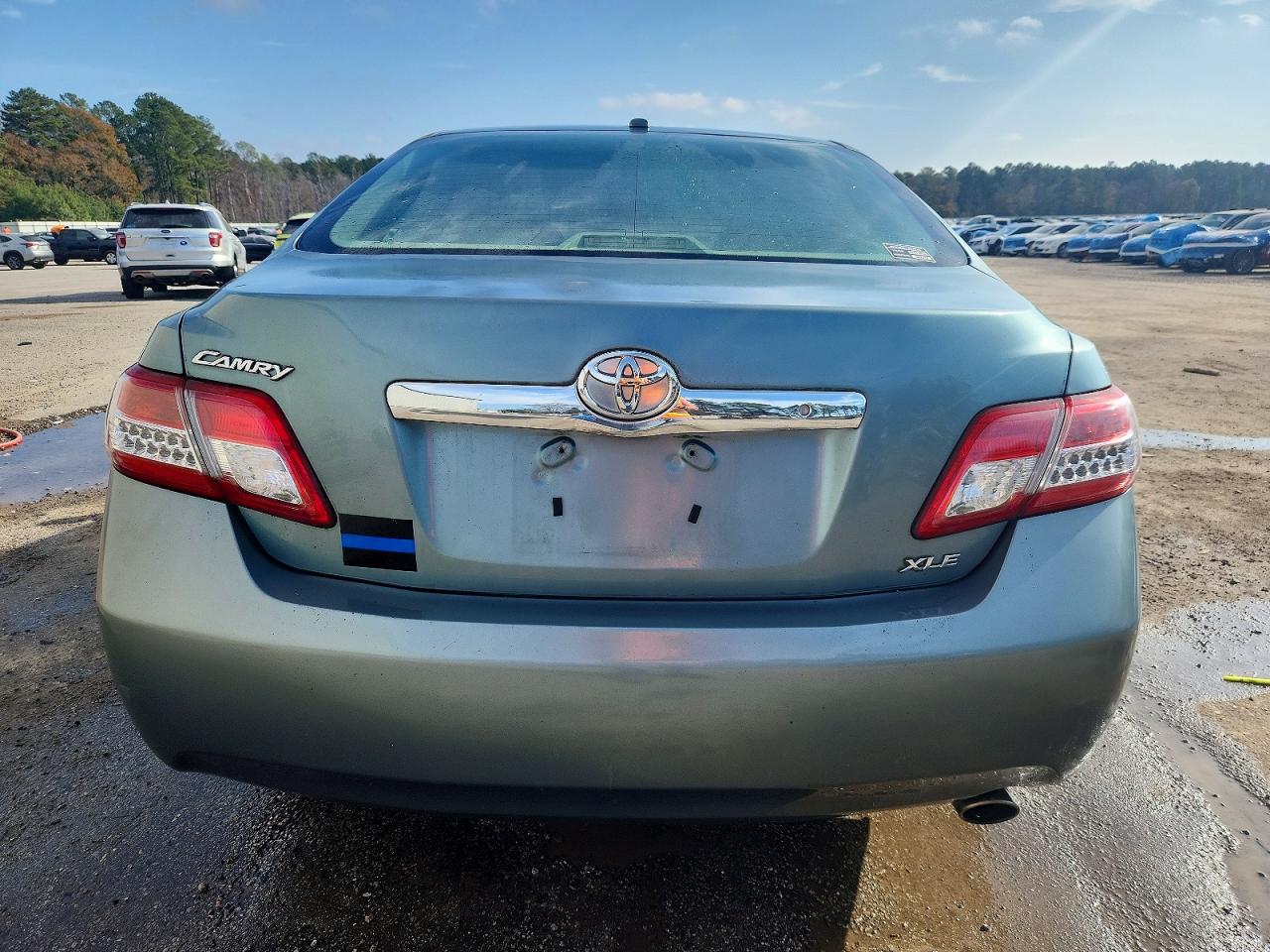 2011 TOYOTA CAMRY XLE photo 6