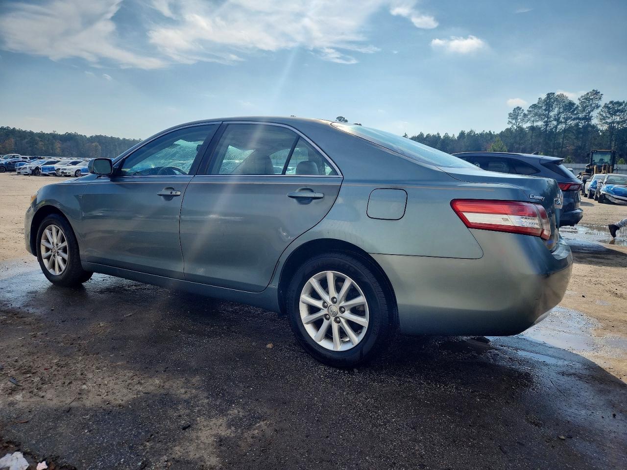 2011 TOYOTA CAMRY XLE photo 2
