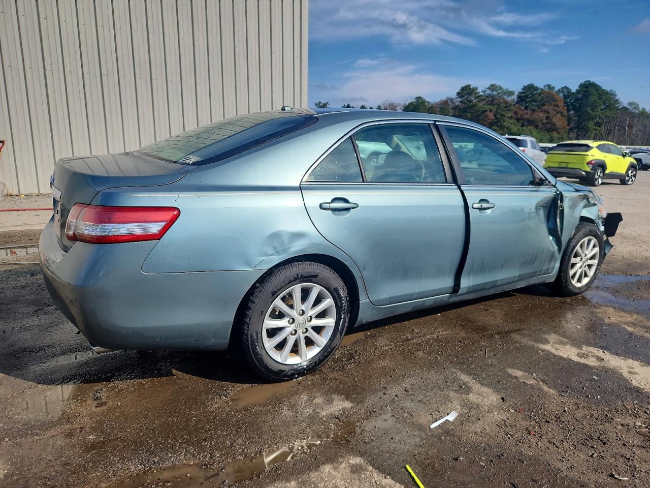2011 TOYOTA CAMRY XLE photo 3