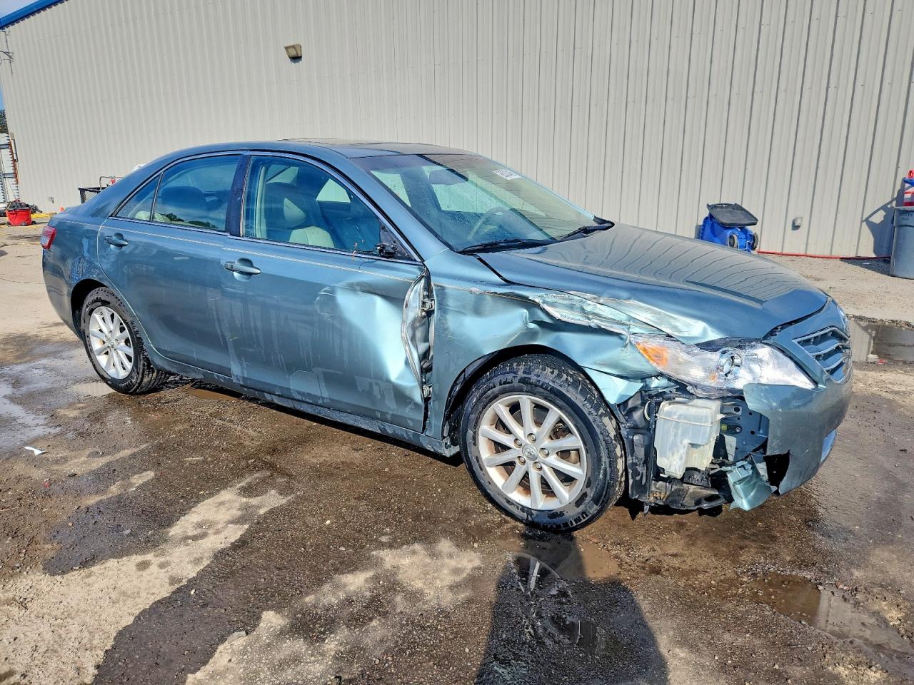2011 TOYOTA CAMRY XLE photo 4