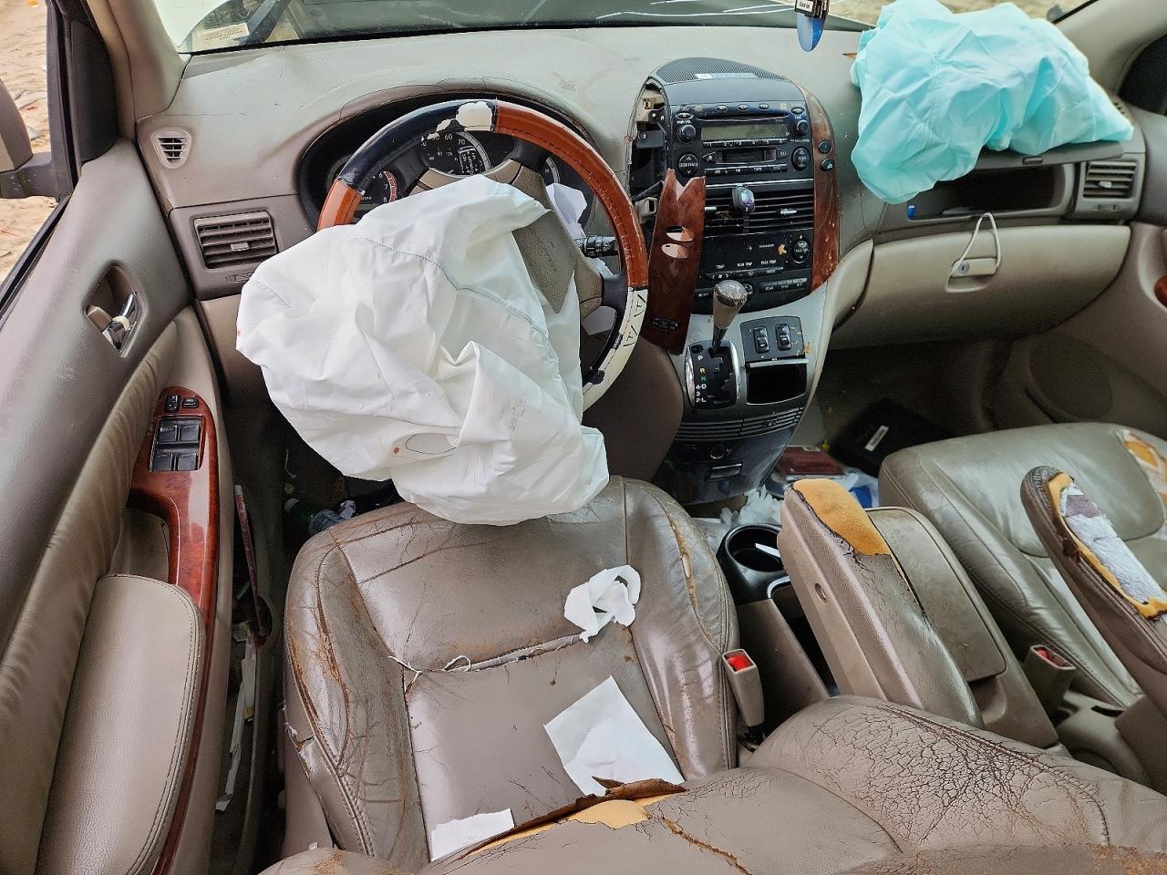 2004 TOYOTA SIENNA XLE photo 8