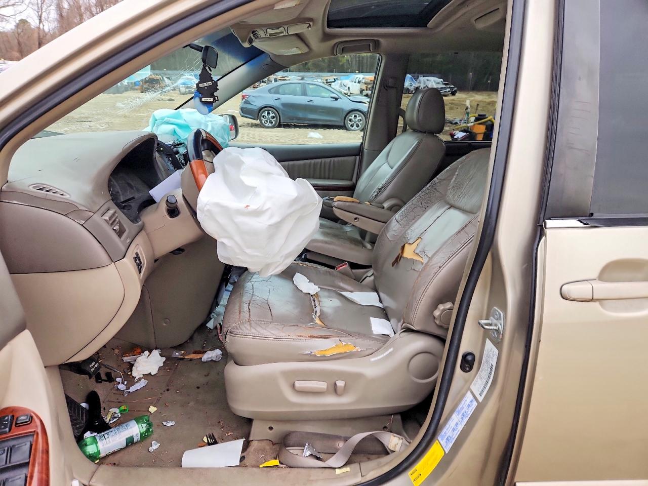 2004 TOYOTA SIENNA XLE photo 7