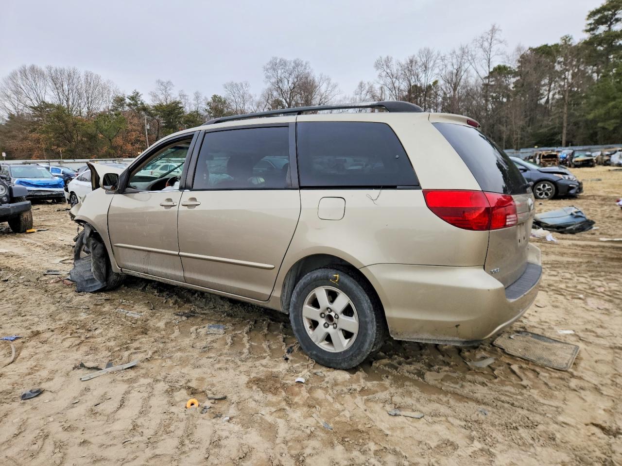 2004 TOYOTA SIENNA XLE photo 2