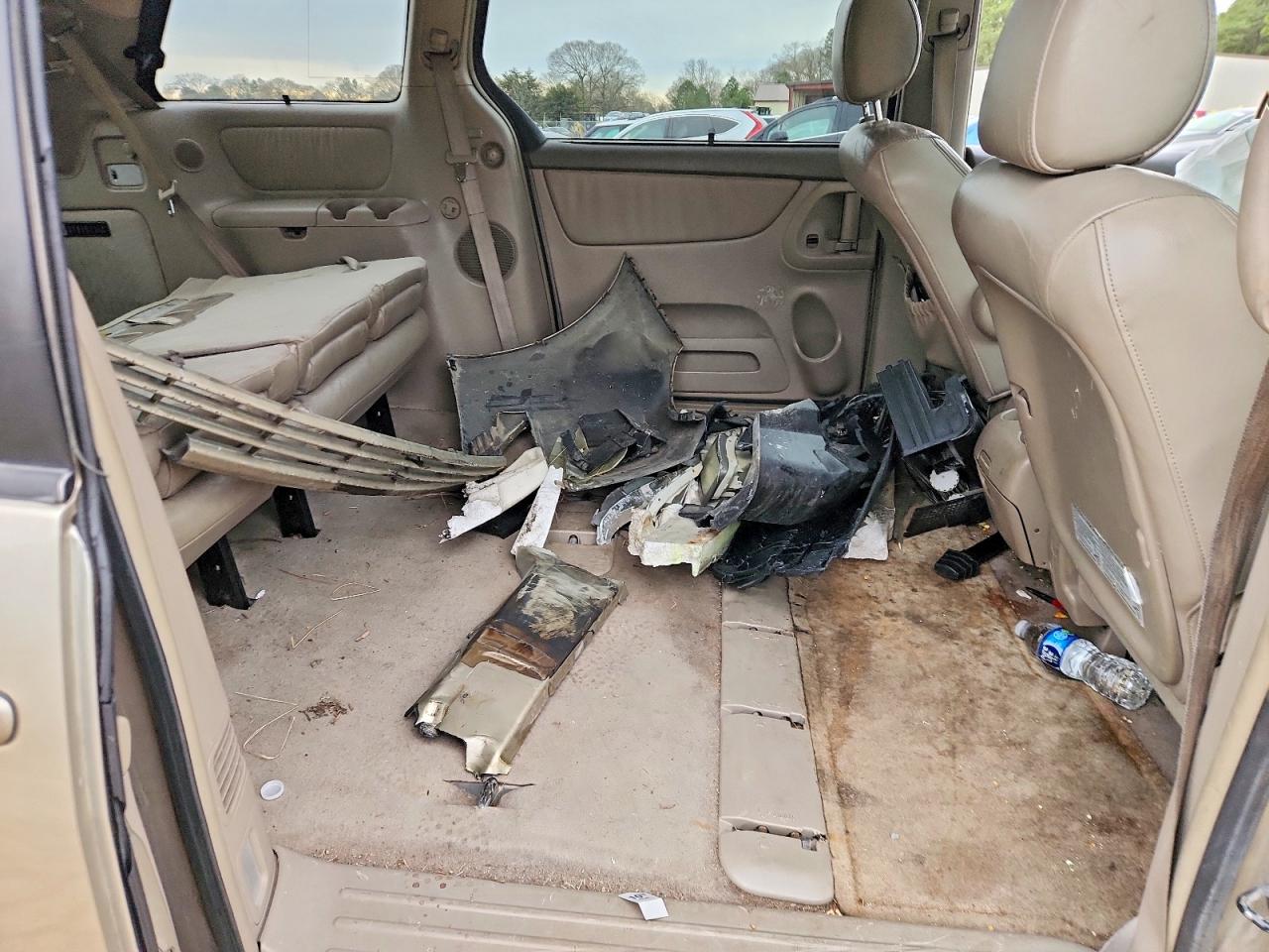 2004 TOYOTA SIENNA XLE photo 11