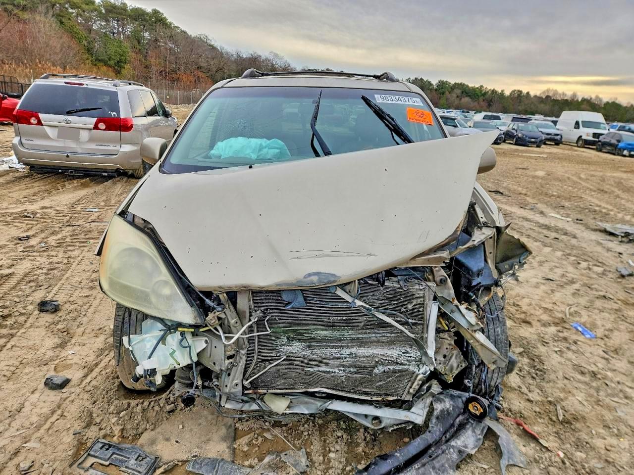 2004 TOYOTA SIENNA XLE photo 5