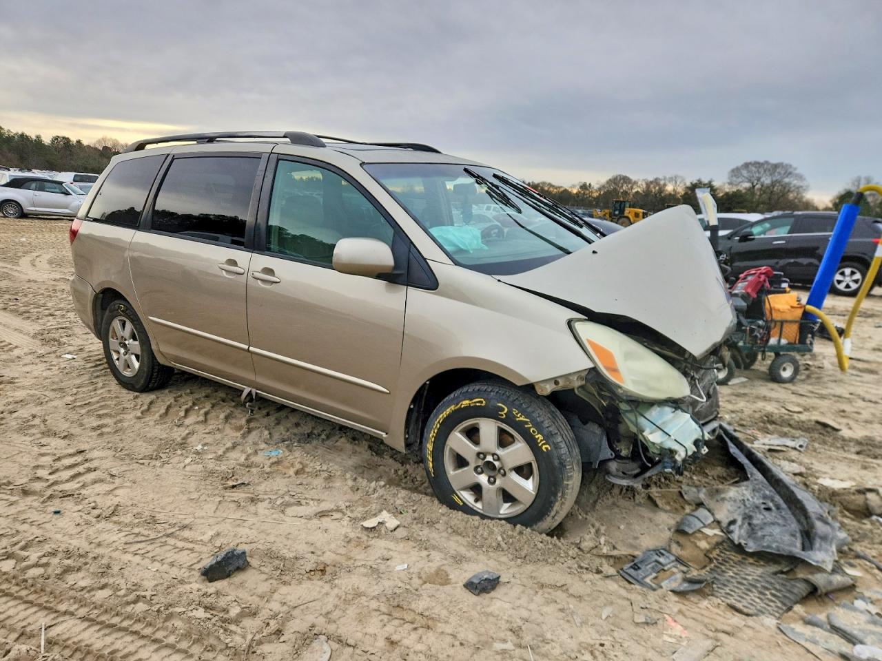 2004 TOYOTA SIENNA XLE photo 4