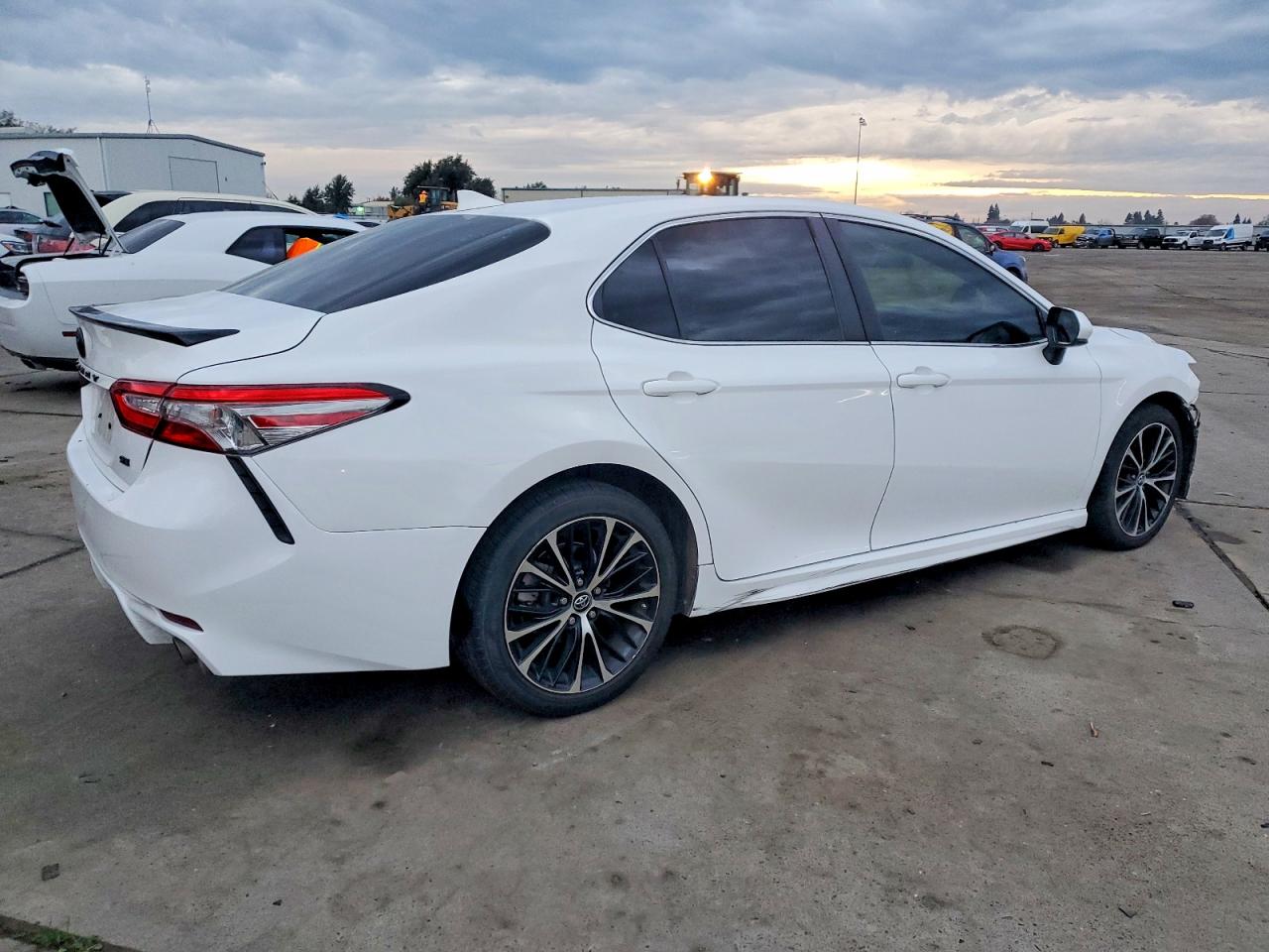 2019 TOYOTA CAMRY L photo 3