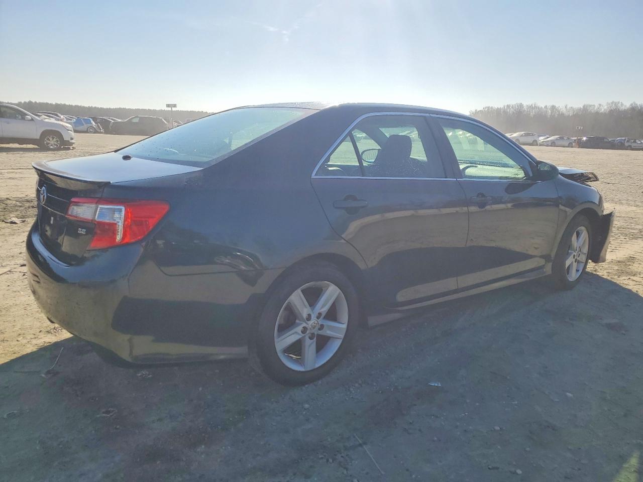 2014 TOYOTA CAMRY SE photo 3