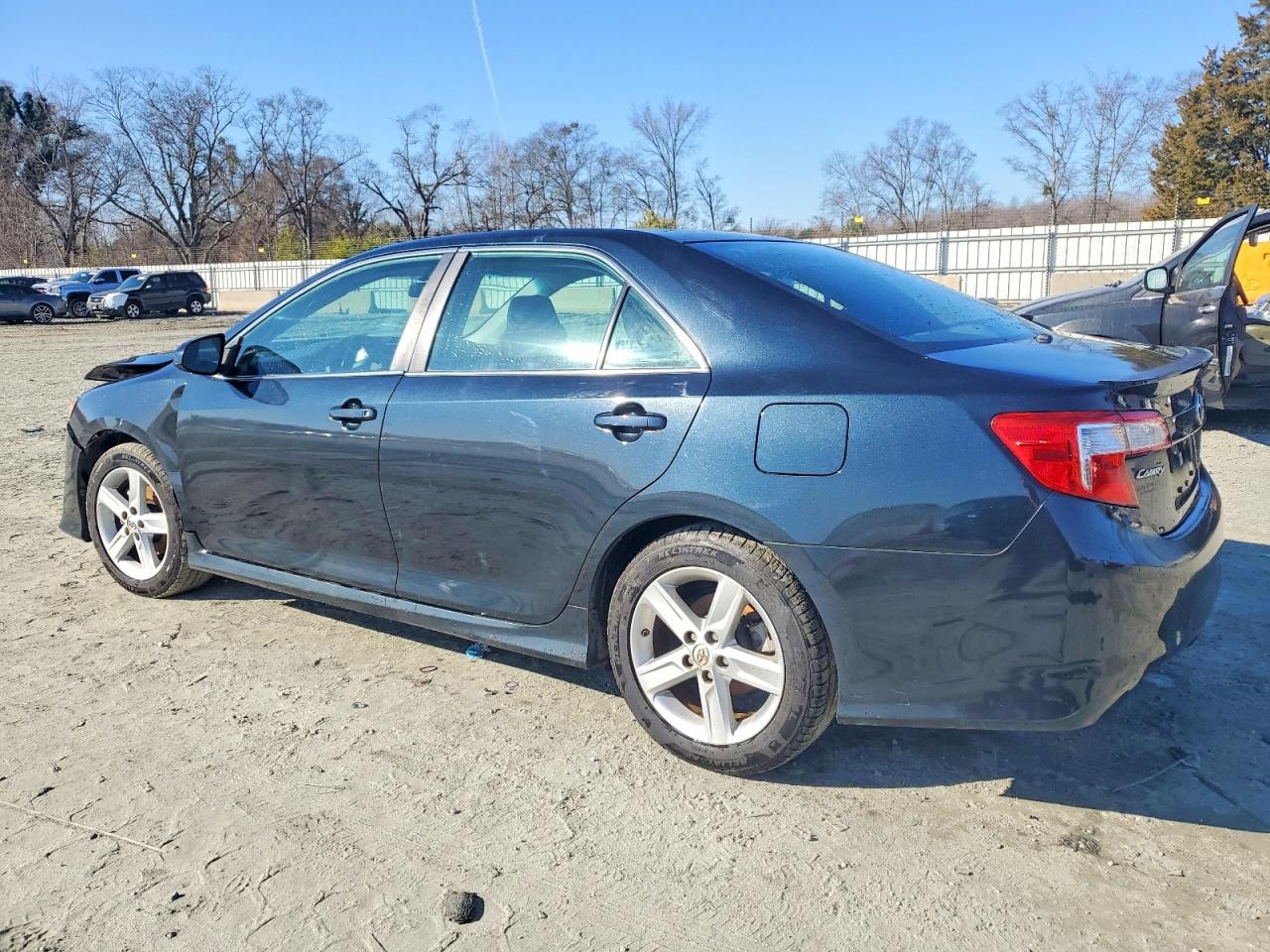 2014 TOYOTA CAMRY SE photo 2