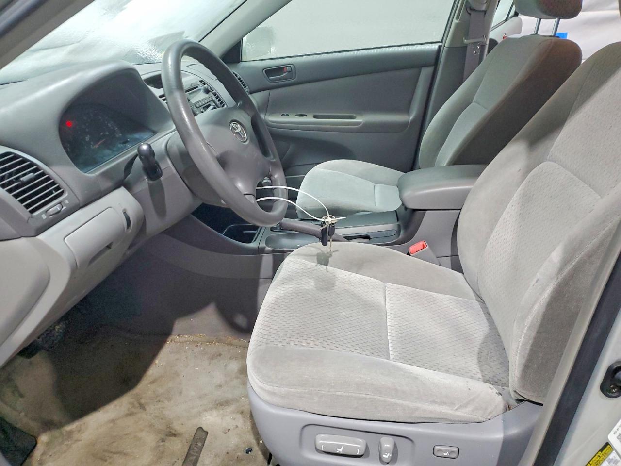 2004 TOYOTA CAMRY LE photo 7