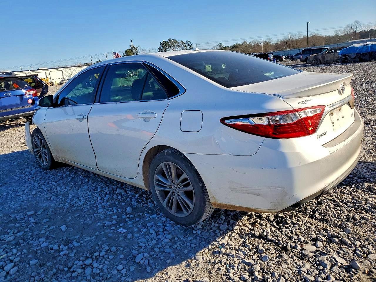 2015 TOYOTA CAMRY LE photo 3