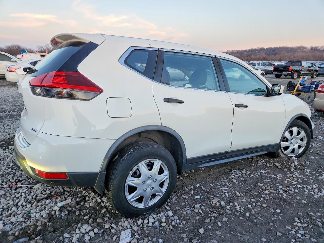 2018 NISSAN ROGUE S photo 3