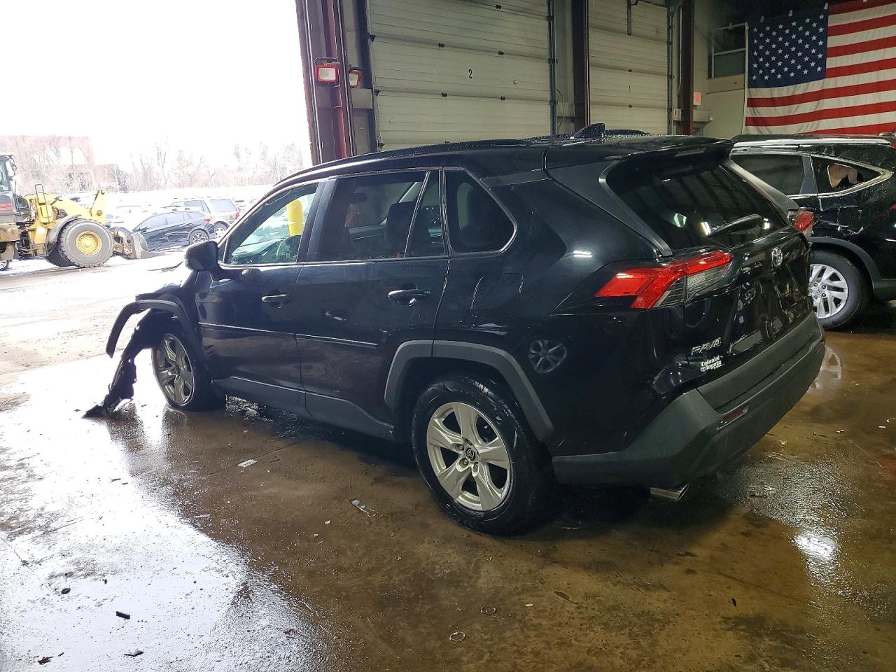 2021 TOYOTA RAV4 XLE photo 2