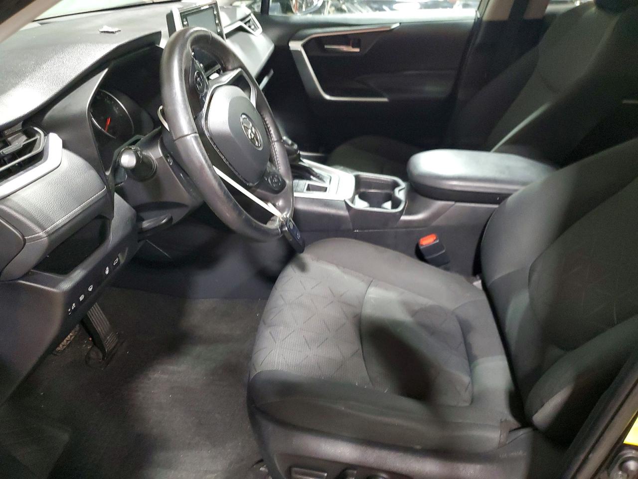 2021 TOYOTA RAV4 XLE photo 7