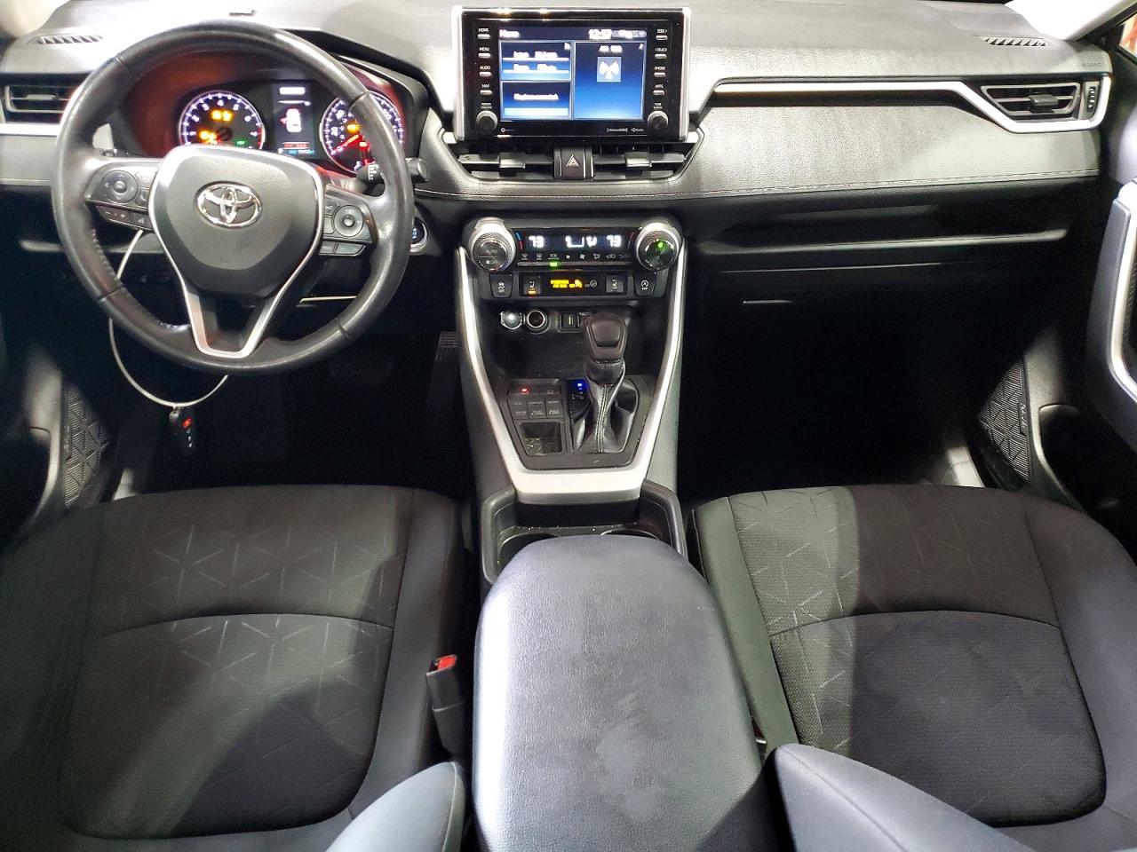 2021 TOYOTA RAV4 XLE photo 8