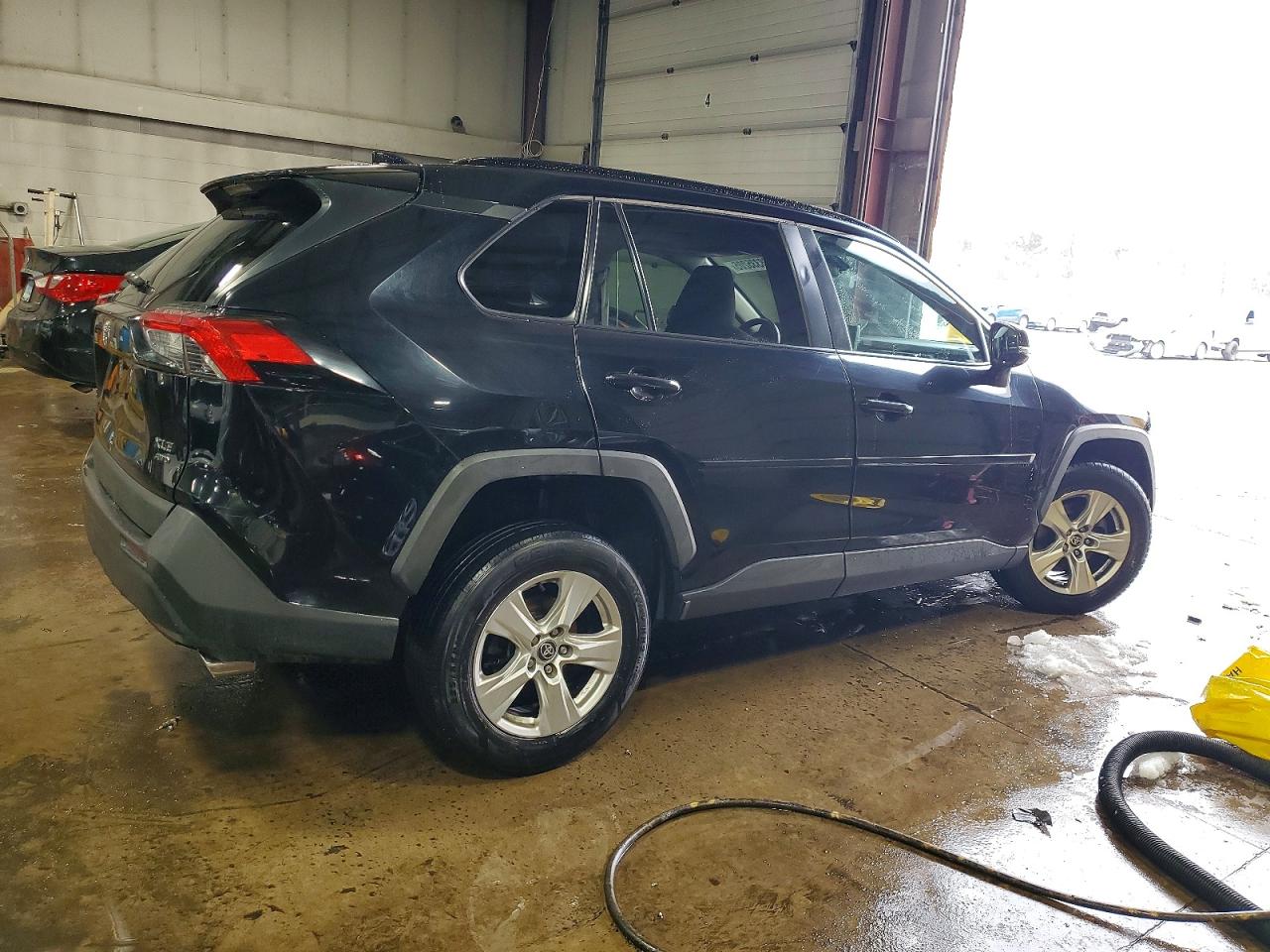 2021 TOYOTA RAV4 XLE photo 3