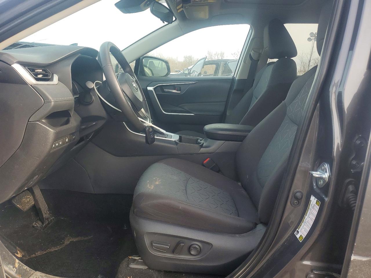 2025 TOYOTA RAV4 XLE photo 7