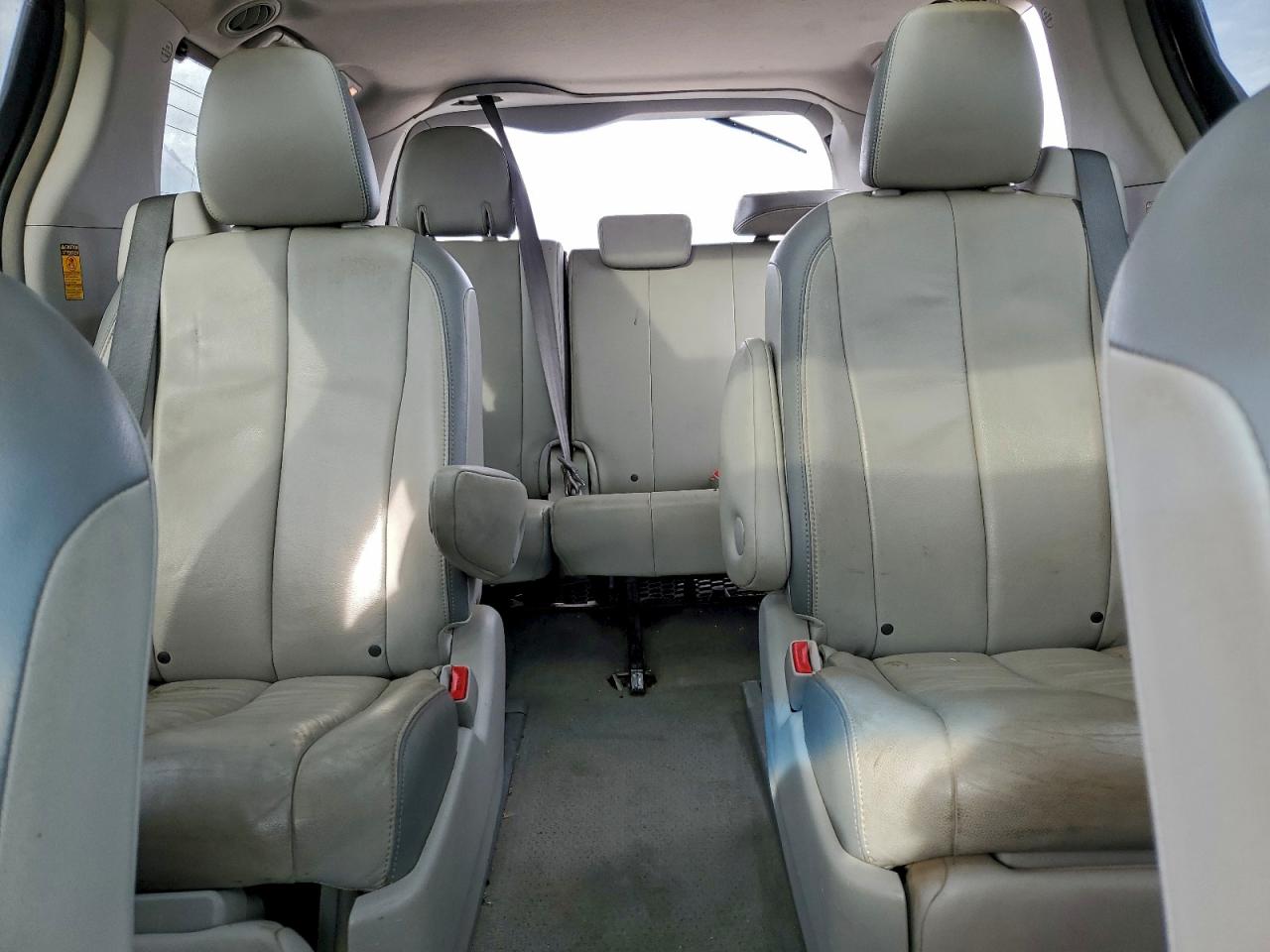 2014 TOYOTA SIENNA XLE photo 10