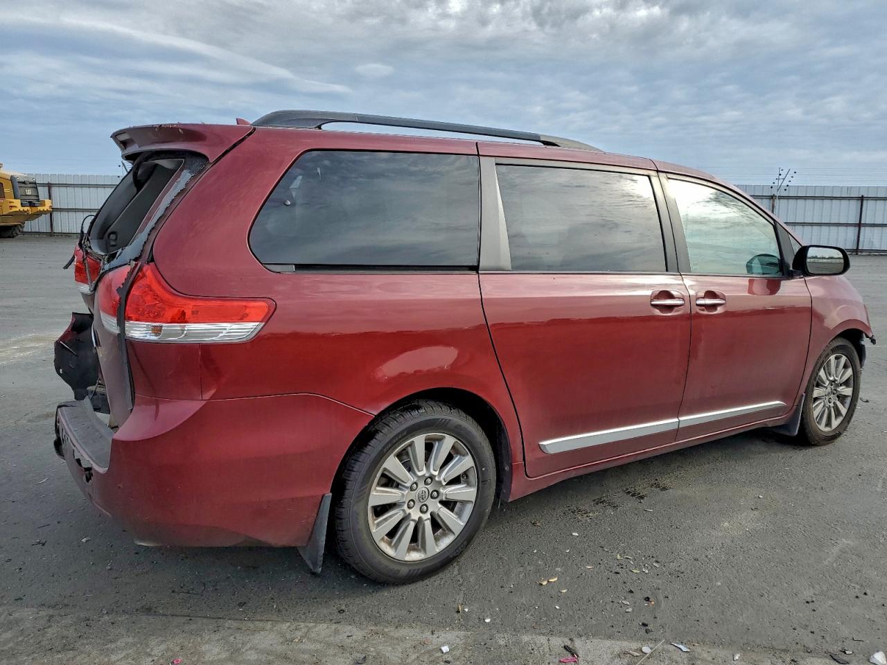 2014 TOYOTA SIENNA XLE photo 3