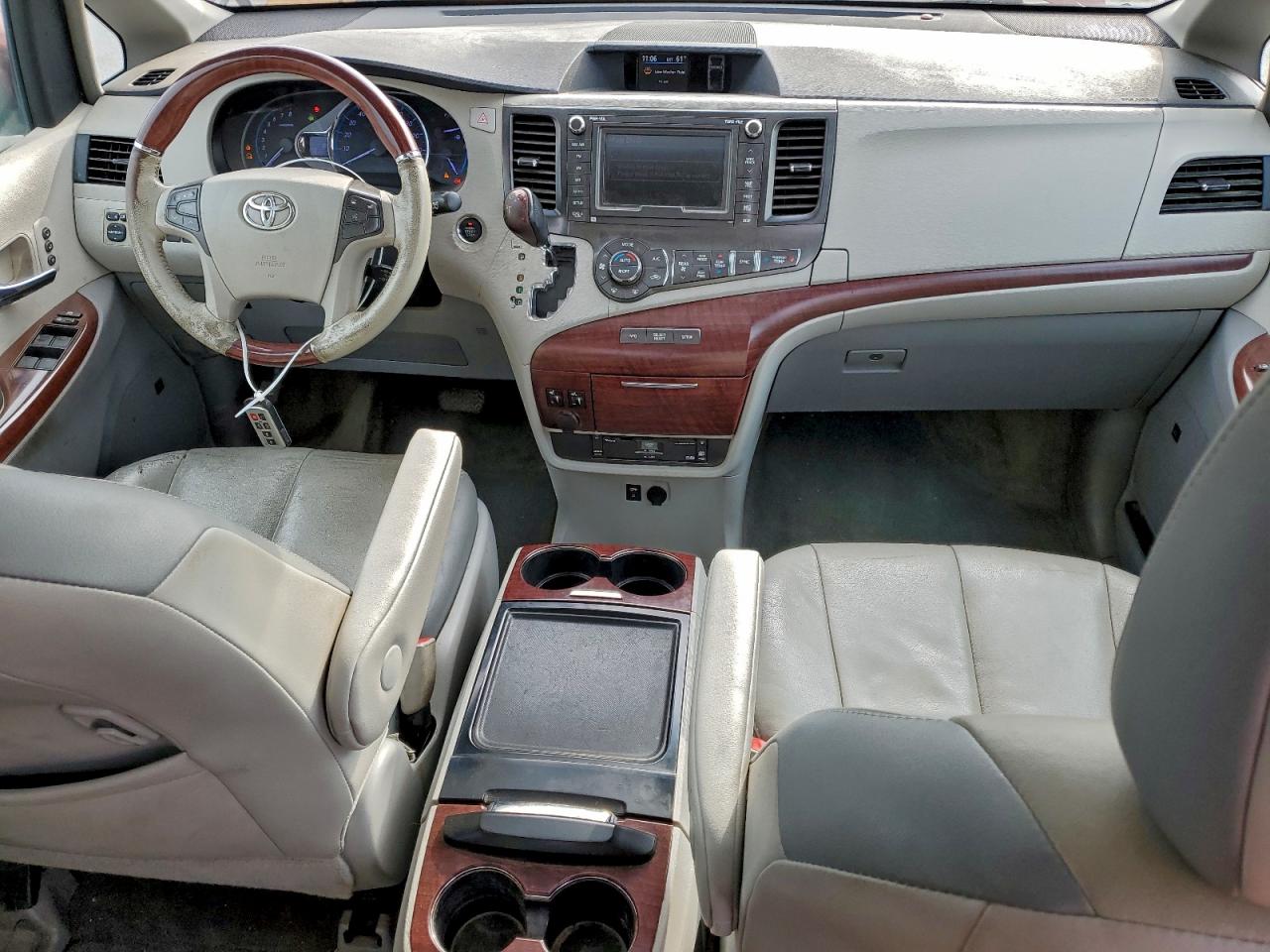 2014 TOYOTA SIENNA XLE photo 8