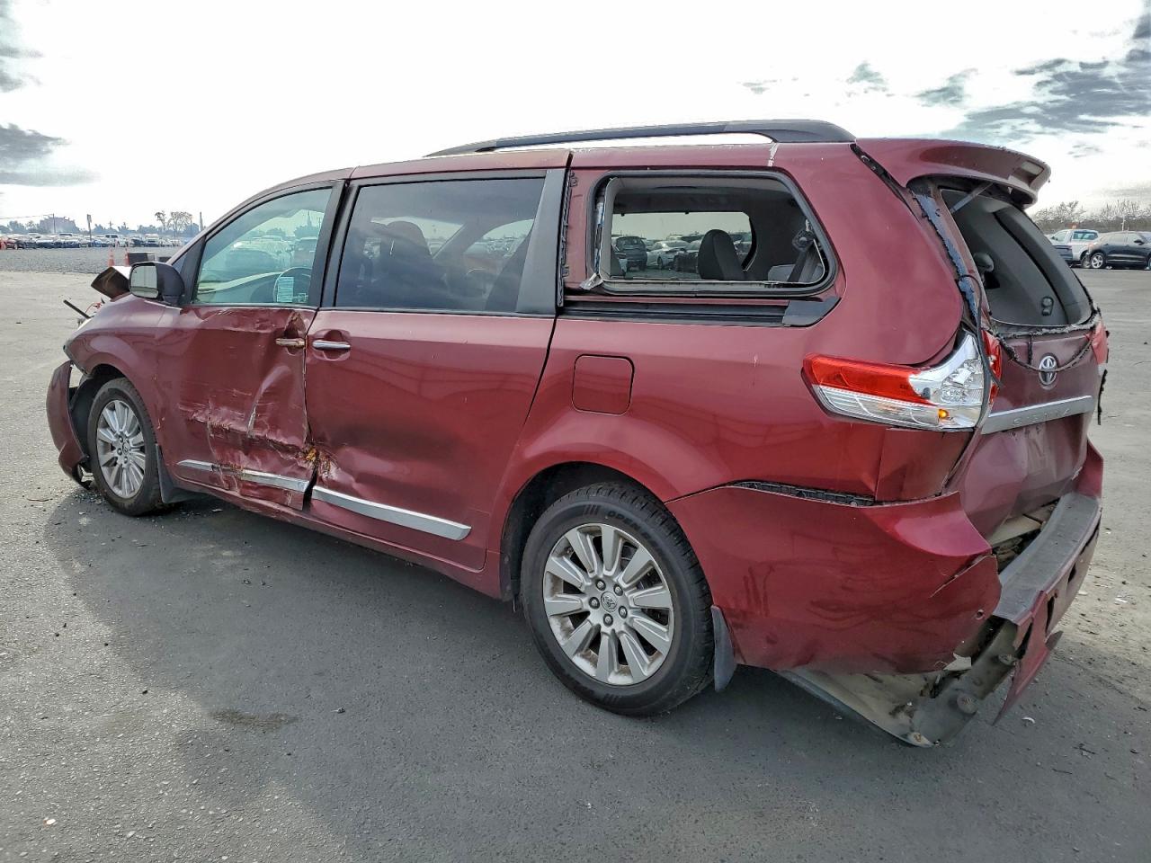 2014 TOYOTA SIENNA XLE photo 2