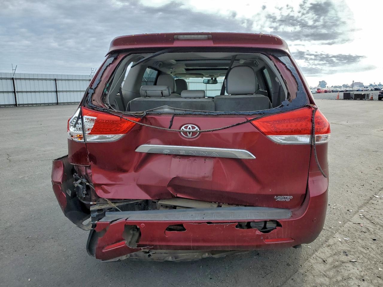 2014 TOYOTA SIENNA XLE photo 6