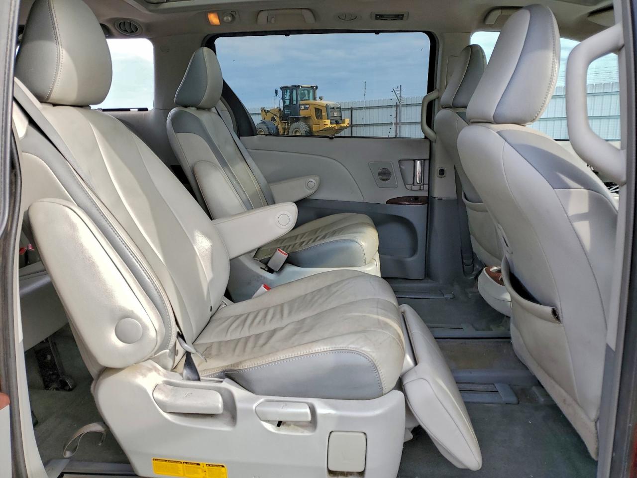 2014 TOYOTA SIENNA XLE photo 11
