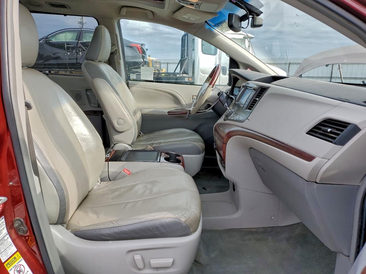 2014 TOYOTA SIENNA XLE photo 7