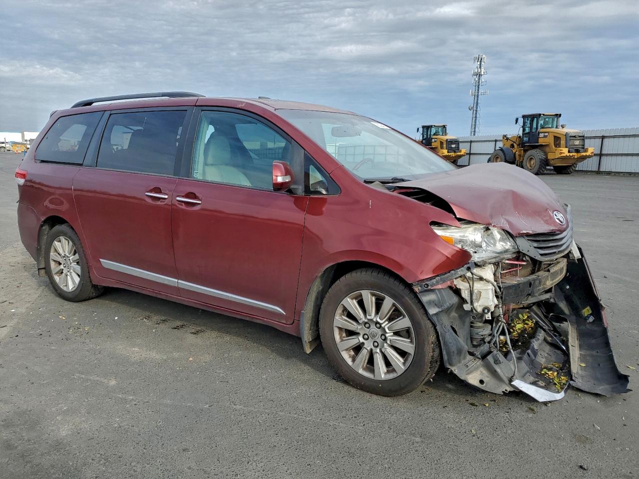 2014 TOYOTA SIENNA XLE photo 4