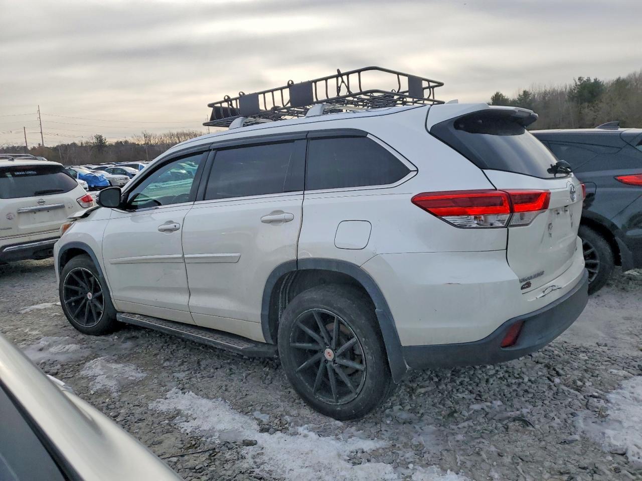 2018 TOYOTA HIGHLANDER SE photo 2