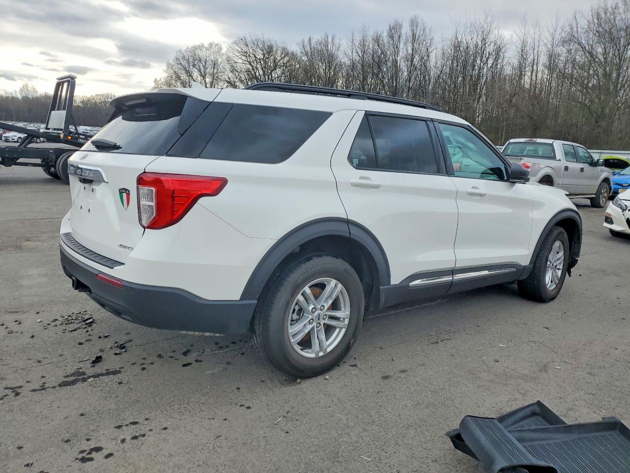 2024 FORD EXPLORER XLT photo 3