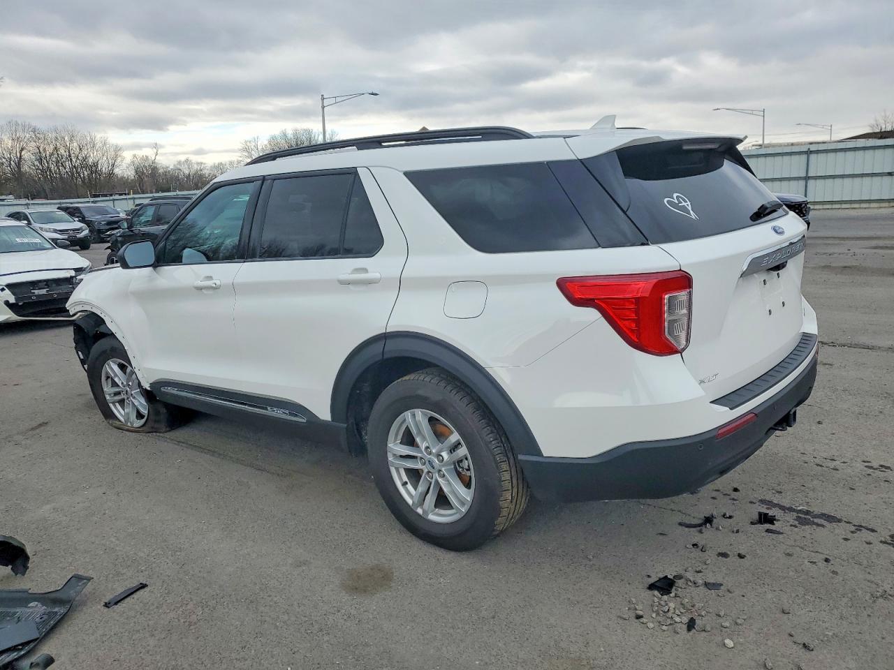 2024 FORD EXPLORER XLT photo 2