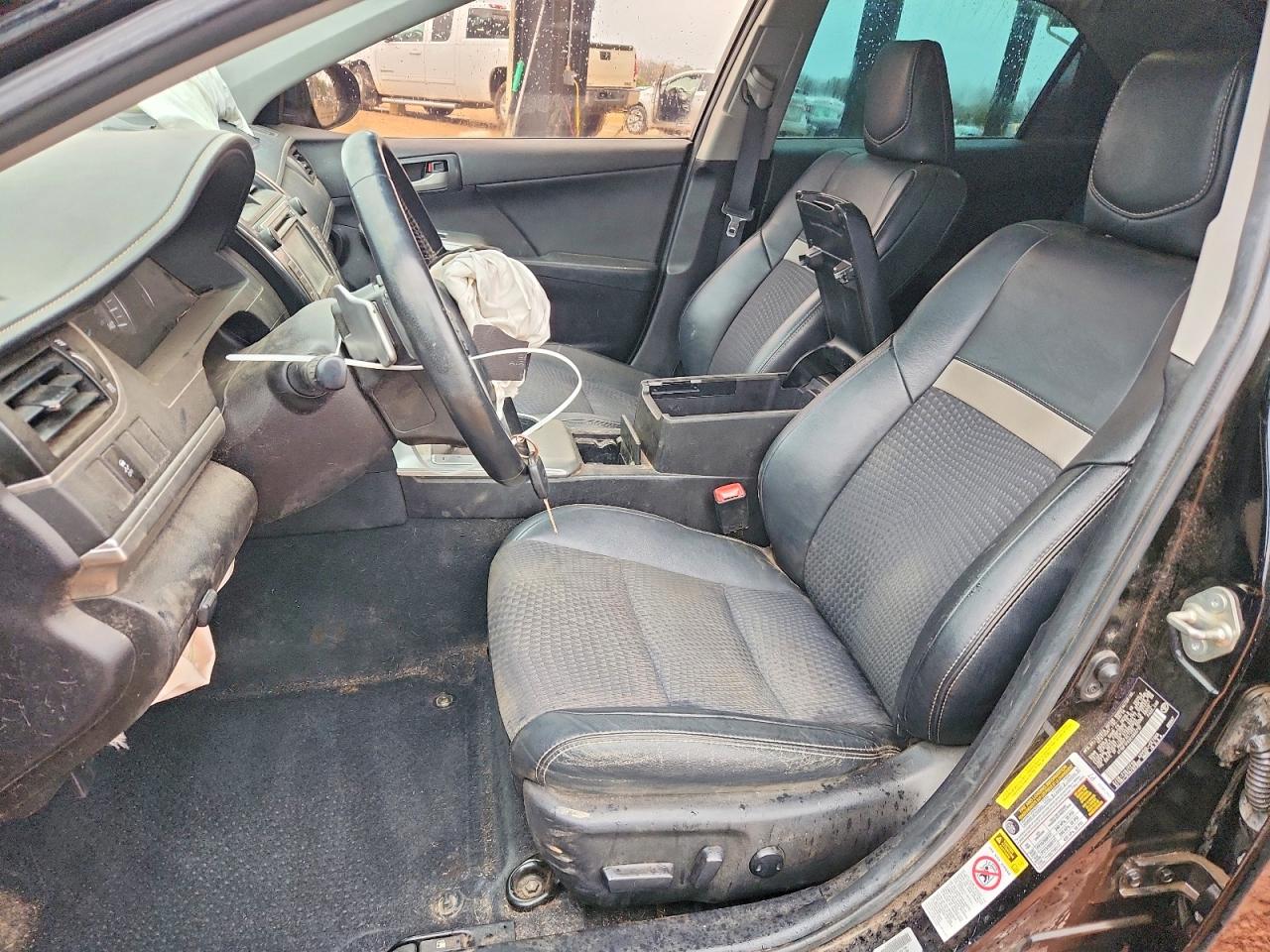 2014 TOYOTA CAMRY SE photo 13