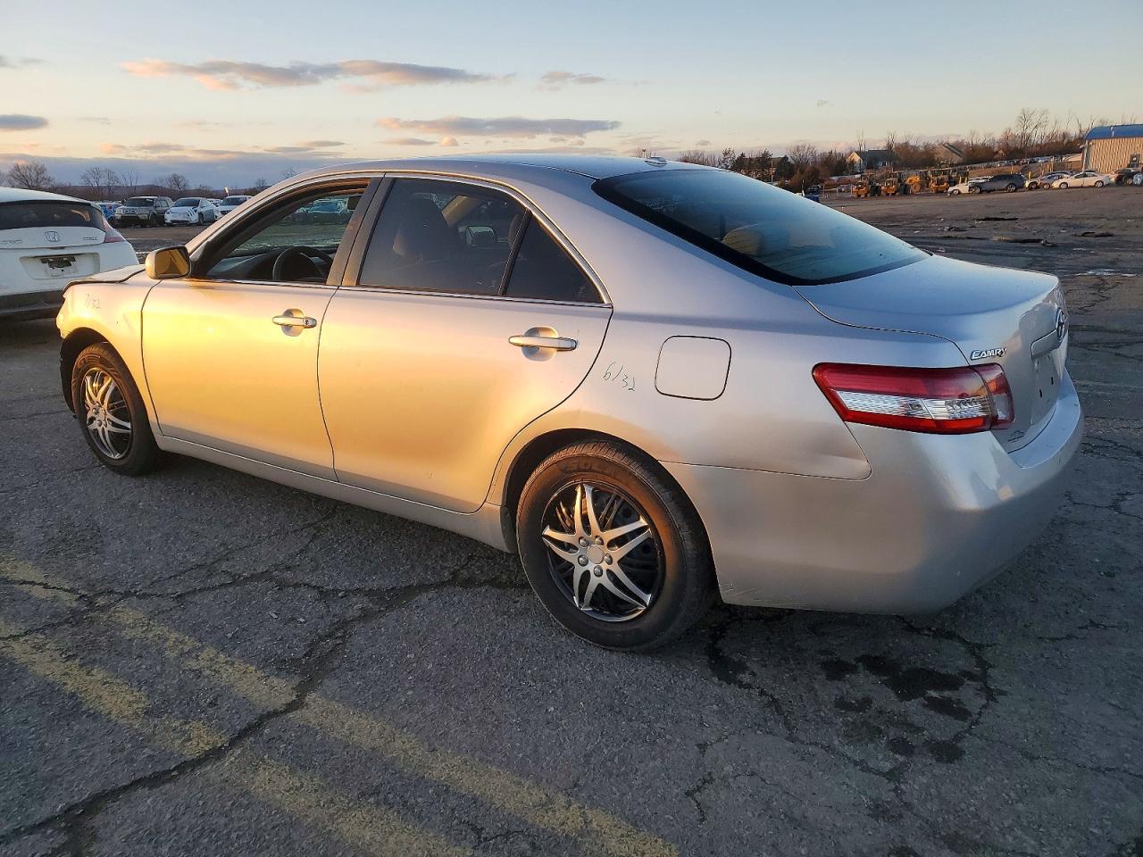 2011 TOYOTA CAMRY BASE photo 3