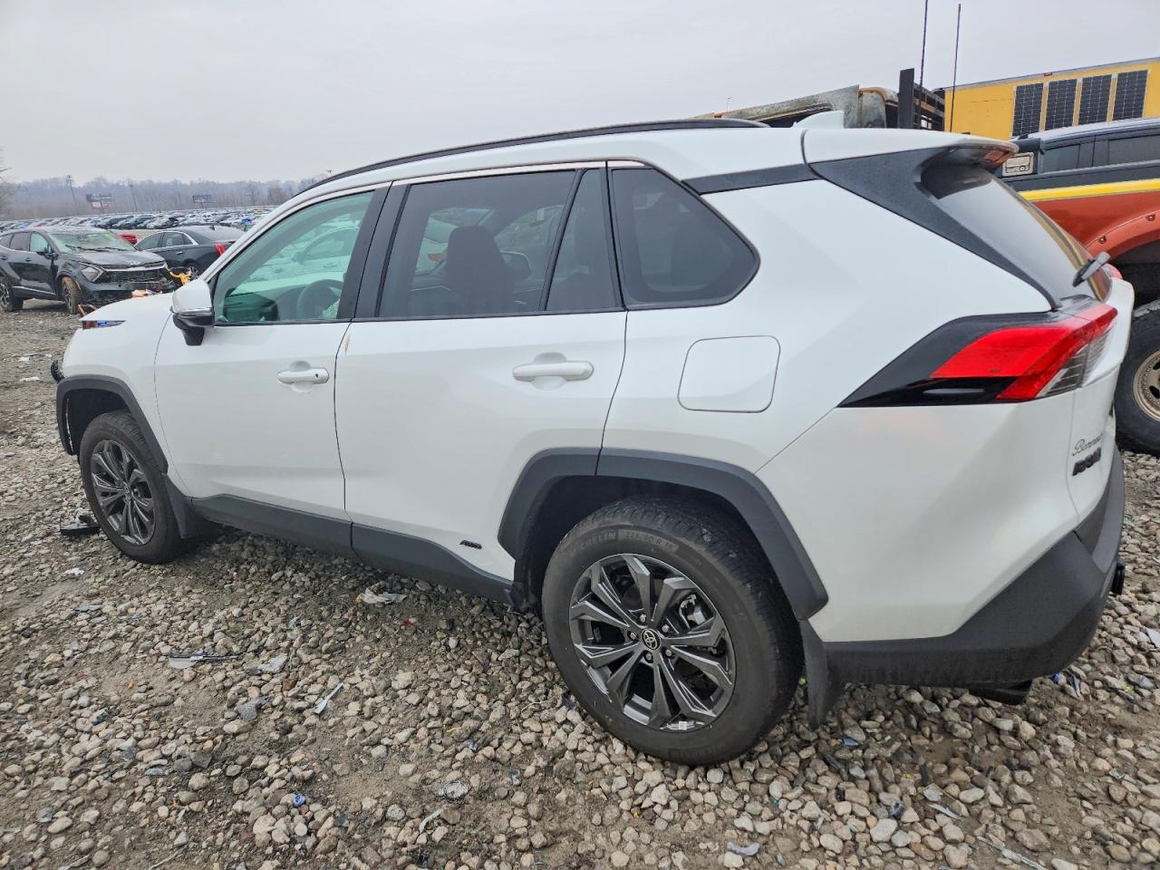2025 TOYOTA RAV4 XLE PREMIUM photo 2
