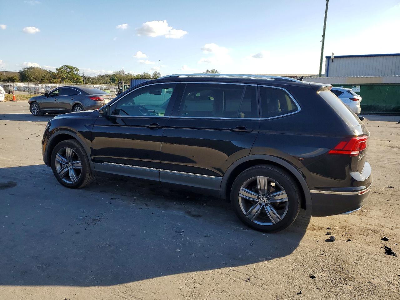 2020 VOLKSWAGEN TIGUAN SE photo 2