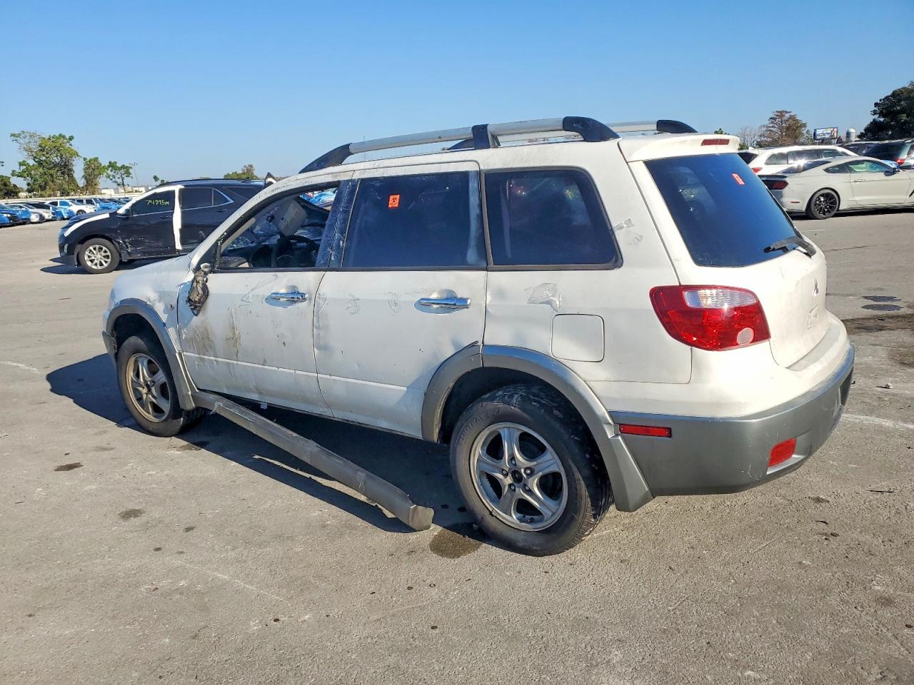 2004 MITSUBISHI OUTLANDER LS photo 2