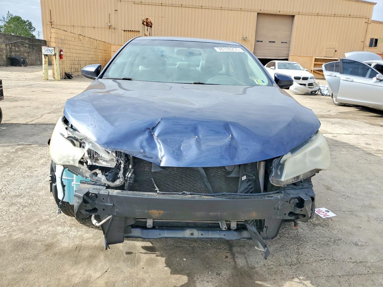 2015 TOYOTA CAMRY LE photo 5